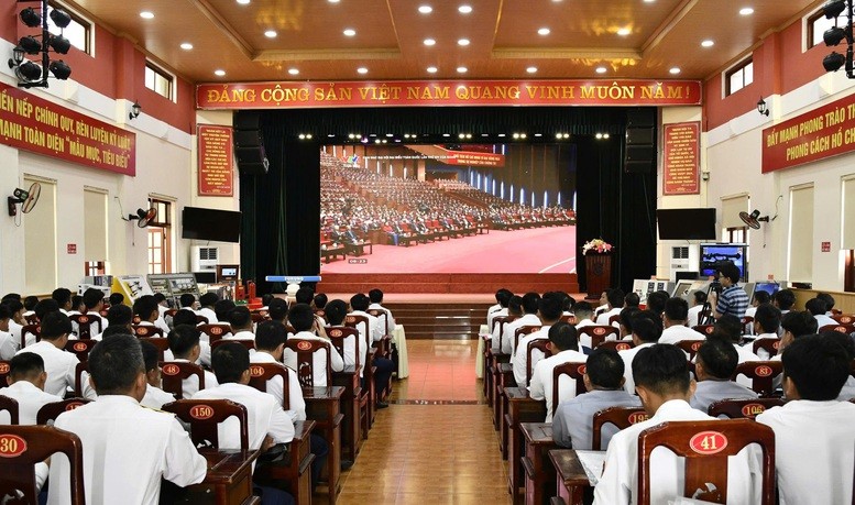 Cán bộ, chiến sĩ cơ quan Bộ Tư lệnh Vùng Cảnh sát biển 2 theo dõi Lễ khai mạc Đại hội Đại biểu toàn quốc lần thứ XIV của Đảng.