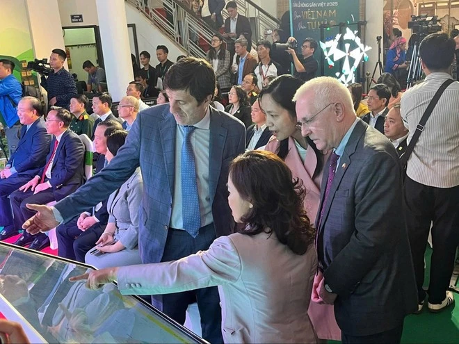 Đại điện Bộ Công Thương giới thiệu tới khách tham quan sử dụng Bản đồ số Nông sản Việt 2025.