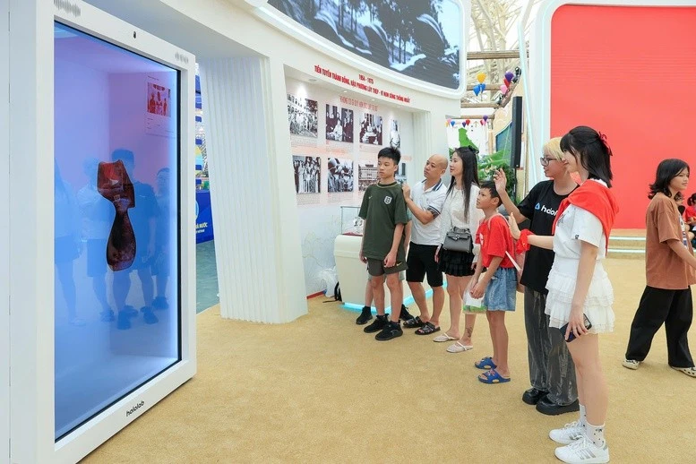 Khách tham quan thích thú với công nghệ tương tác không chạm, trải nghiệm đóng dấu thực tế ảo.