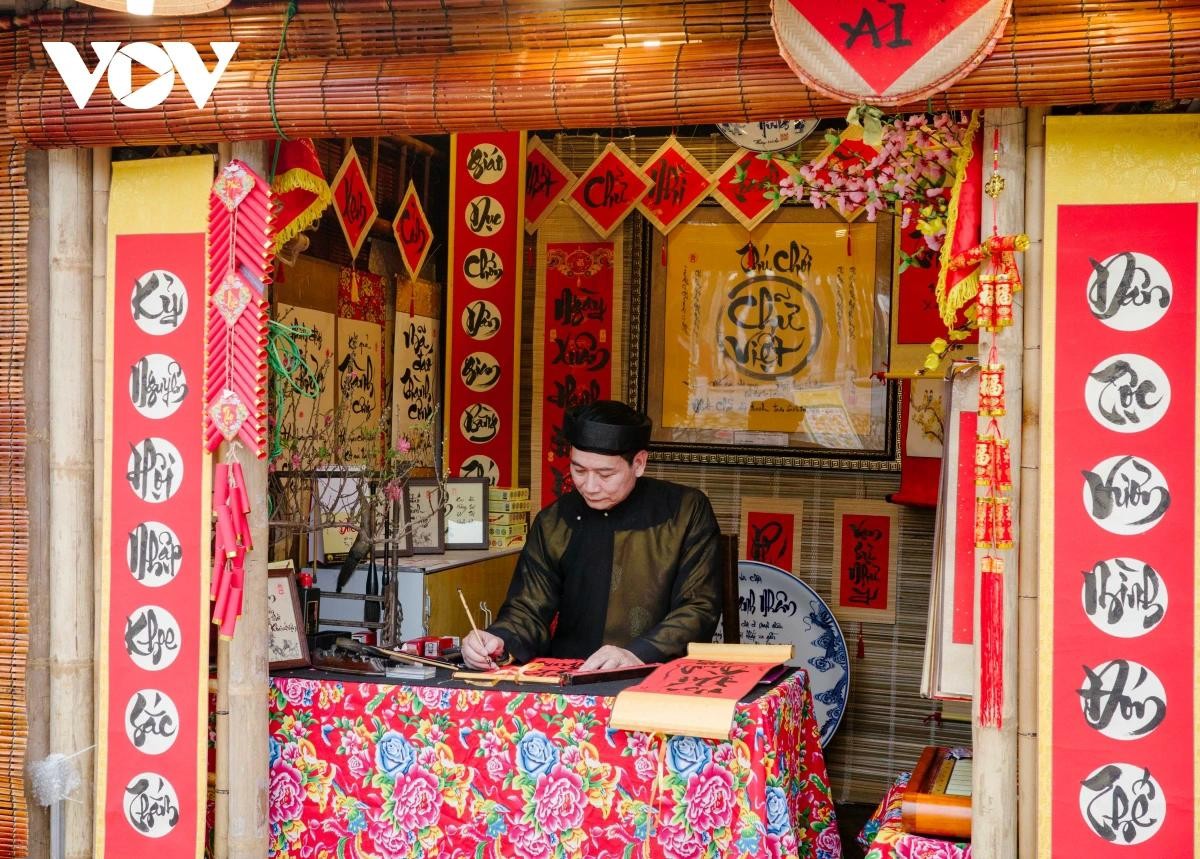 Không gian cho chữ rực sắc giấy điều và mùi mực tàu tạo nên bức tranh văn hóa Xuân đậm đà bản sắc truyền thống