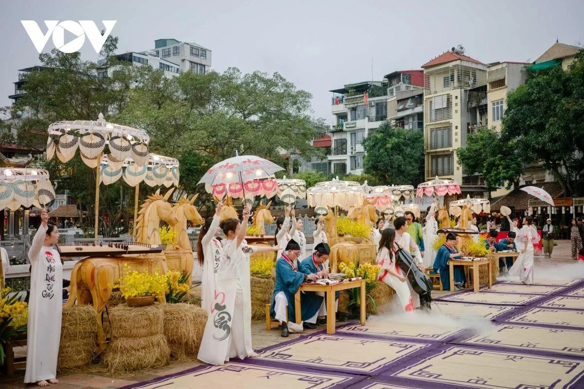 Các tiết mục biểu diễn nghệ thuật dân gian như quan họ, ca trù, chèo góp phần tạo nên không khí Xuân rộn ràng, đậm đà bản sắc truyền thống