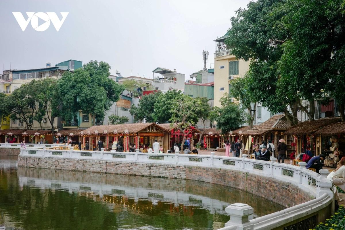 Không gian Hồ Văn rực rỡ sắc Xuân trong ngày khai mạc Hội chữ Xuân Bính Ngọ 2026