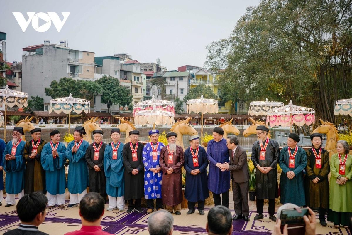 Điểm nhấn xuyên suốt của Hội chữ Xuân là hoạt động xin chữ đầu năm tại 35 gian lều thư pháp của các nhà hoạt động thư pháp được lựa chọn kỹ lưỡng thông qua quy trình khảo tuyển khách quan, minh bạch