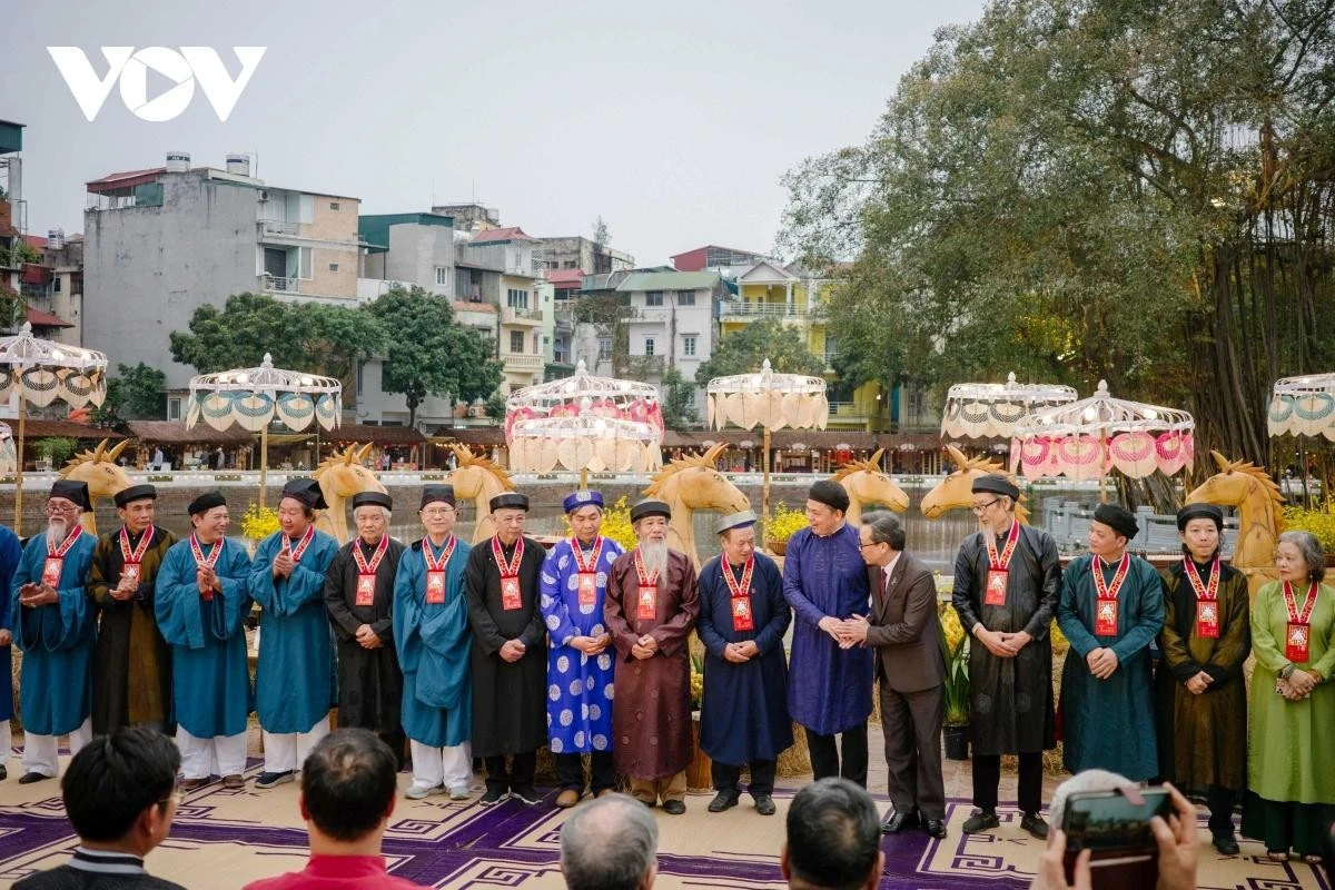 Điểm nhấn xuyên suốt của Hội chữ Xuân là hoạt động xin chữ đầu năm tại 35 gian lều thư pháp của các nhà hoạt động thư pháp được lựa chọn kỹ lưỡng thông qua quy trình khảo tuyển khách quan, minh bạch