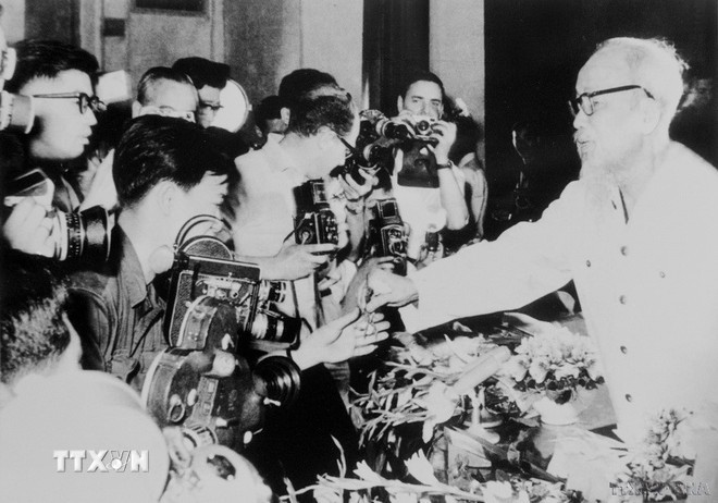 Chủ tịch Hồ Chí Minh gặp gỡ phóng viên các cơ quan báo chí trong và ngoài nước tại Thủ đô Hà Nội (5/1968). Chủ tịch Hồ Chí Minh gặp gỡ phóng viên các cơ quan báo chí trong và ngoài nước tại Thủ đô Hà Nội (5/1968).