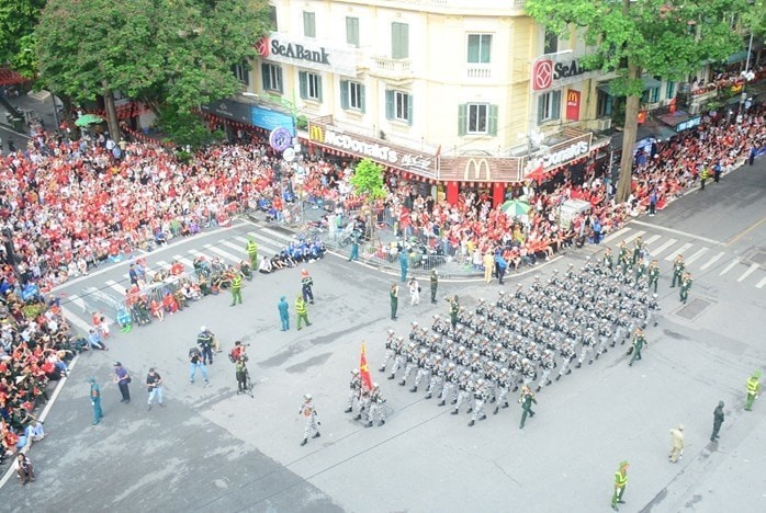 Đông đảo người dân xem đoàn diễu binh, diễu hành đi qua khu vực Tràng Tiền. Đông đảo người dân xem đoàn diễu binh, diễu hành đi qua khu vực Tràng Tiền.