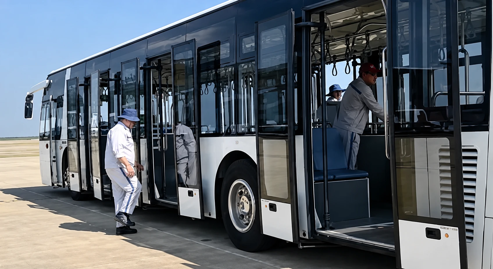 Xe buýt sân đỗ được kiểm tra, vận hành thử, sẵn sàng phục vụ hành khách khi Cảng hàng không quốc tế Liên Khương khai thác trở lại. Nguồn: Cảng HKQT Liên Khương