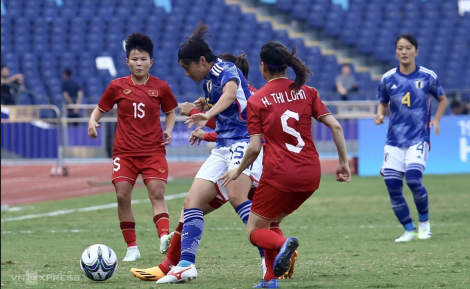 Việt Nam (áo đỏ) thua Nhật Bản 0-7 ở lượt cuối vòng bảng môn bóng đá nữ ASIAD 19 tại Trung Quốc vào ngày 28/9/2023.