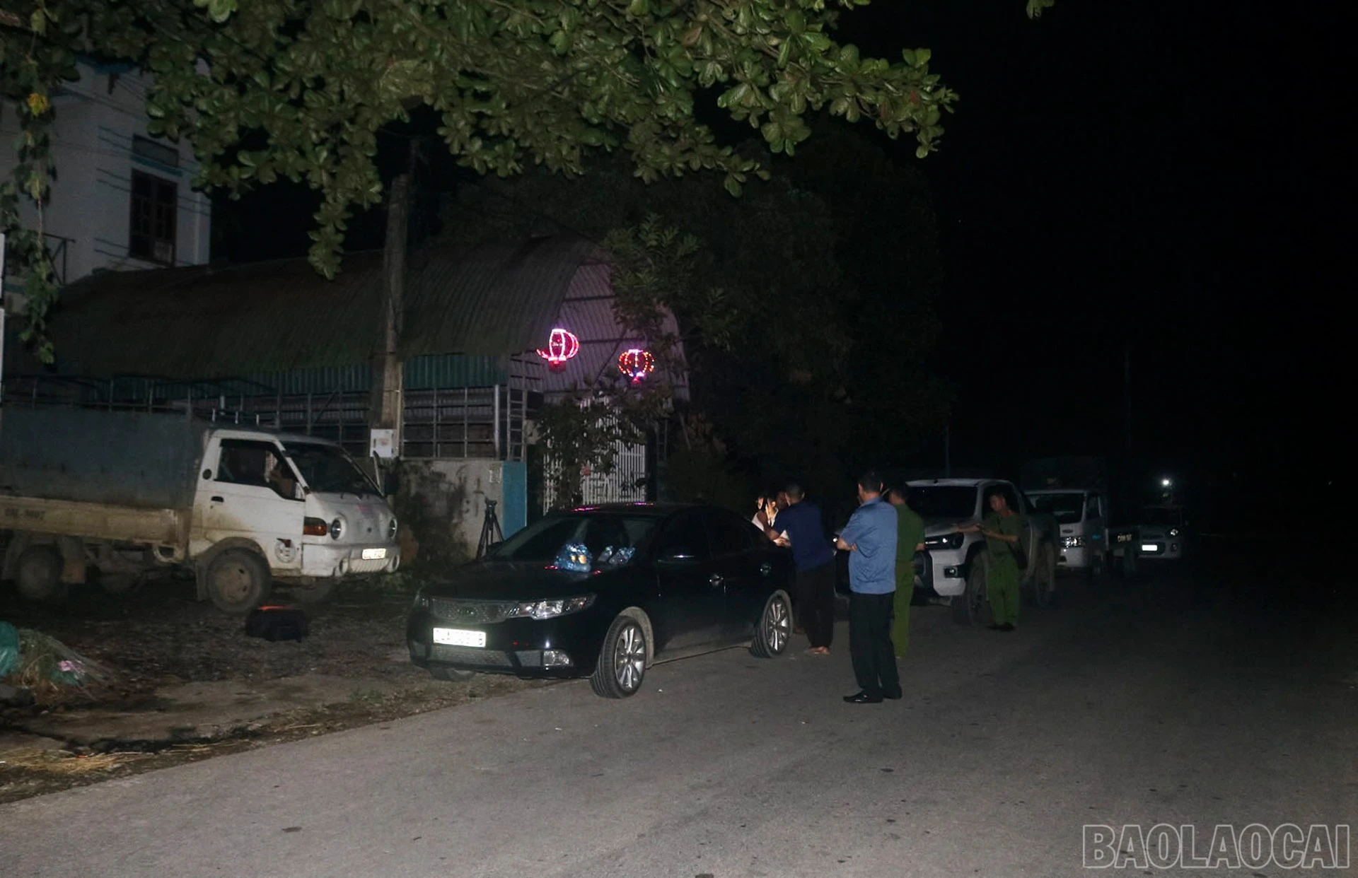 Khu vực xe bồn thực hiện hành vi hút dầu.