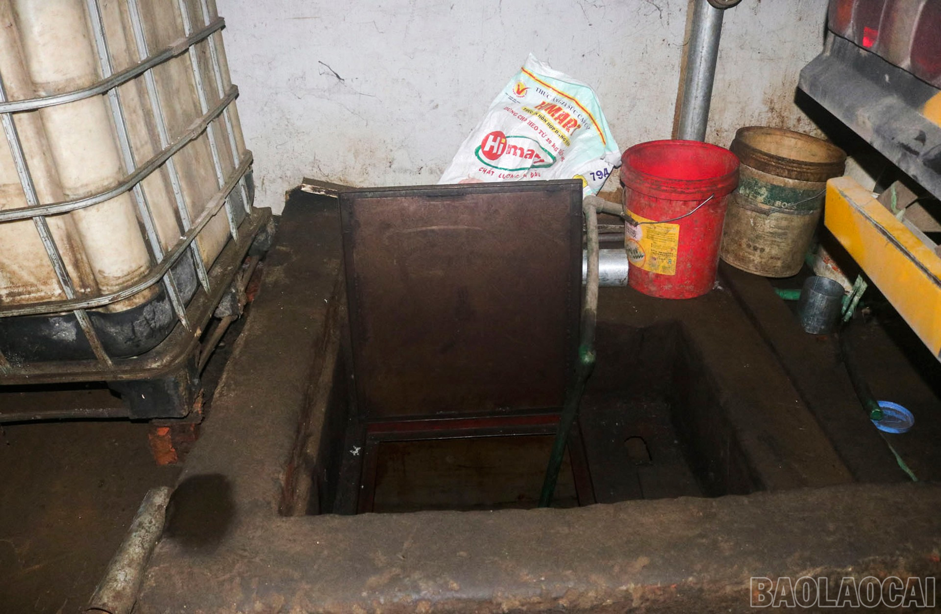 Bể chưa xăng dầu tại nhà Nguyễn Quang Tuấn. baolaocai-br_31-8-xe-bon2.jpg