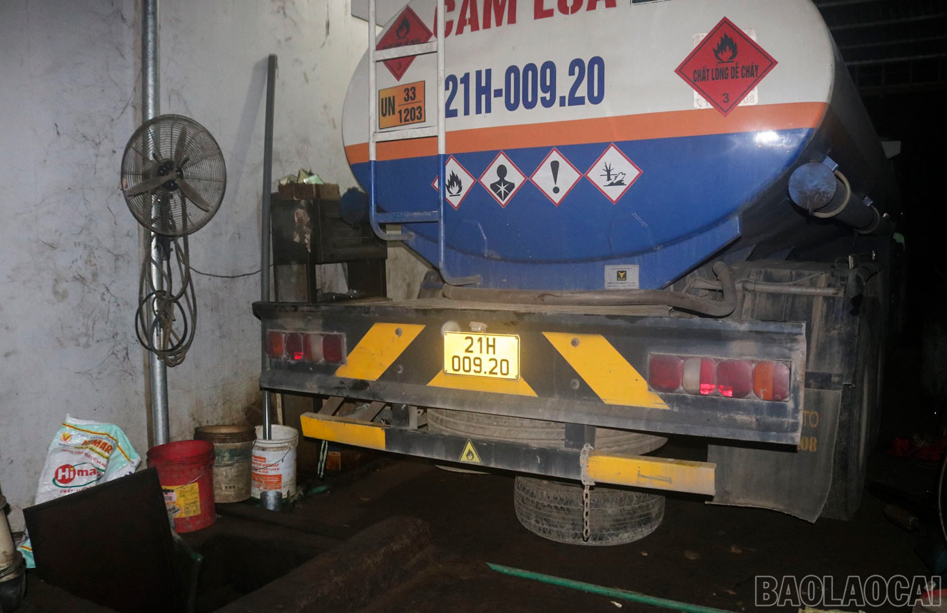 Xe bồn đang thực hiện hành vi hút dầu thì bị phát hiện. baolaocai-br_31-8-xe-bon4.jpg