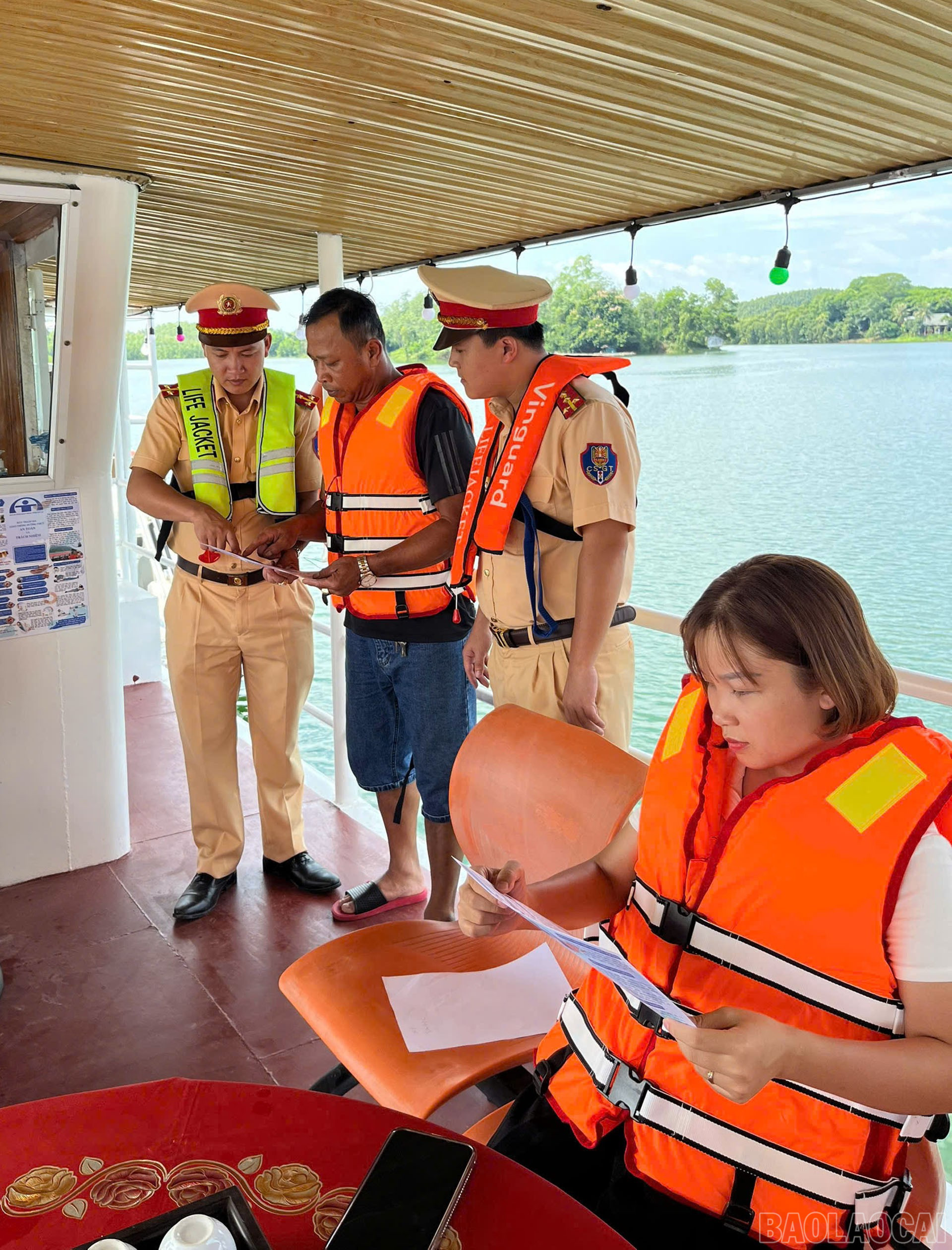 Trong ngày đầu ra quân, lực lượng CSGT chưa phát hiện được trường hợp giao thông đường thủy nào vi phạm Luật giao thông. baolaocai-br_hinh-7.jpg
