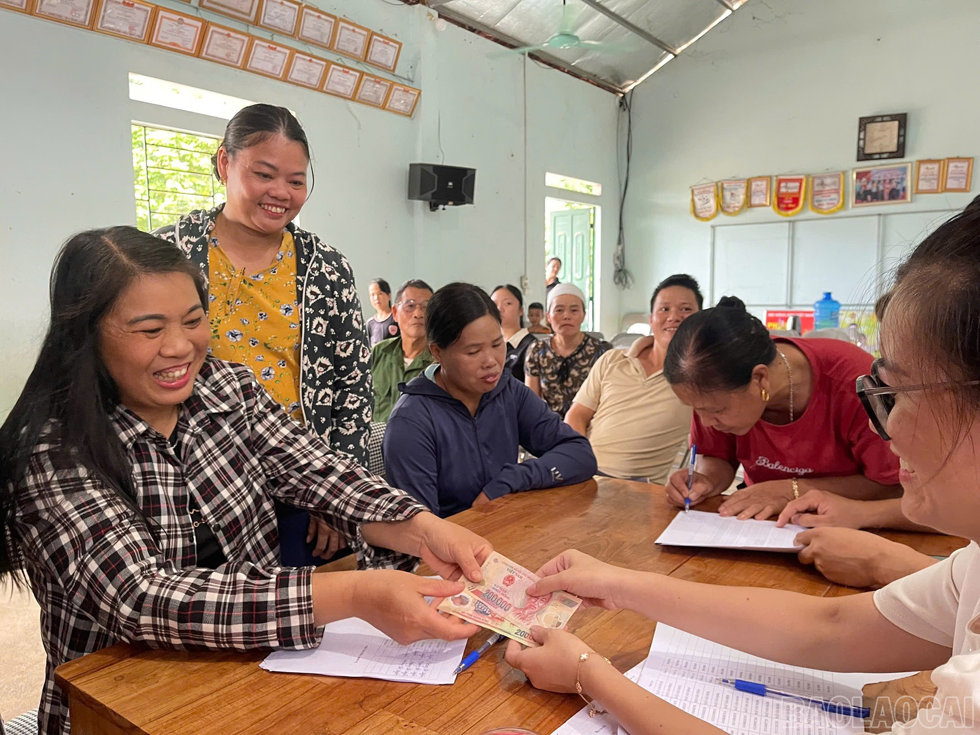 Người dân phấn khởi nhận quà. baolaocai-br_31-8-baoyen2.jpg