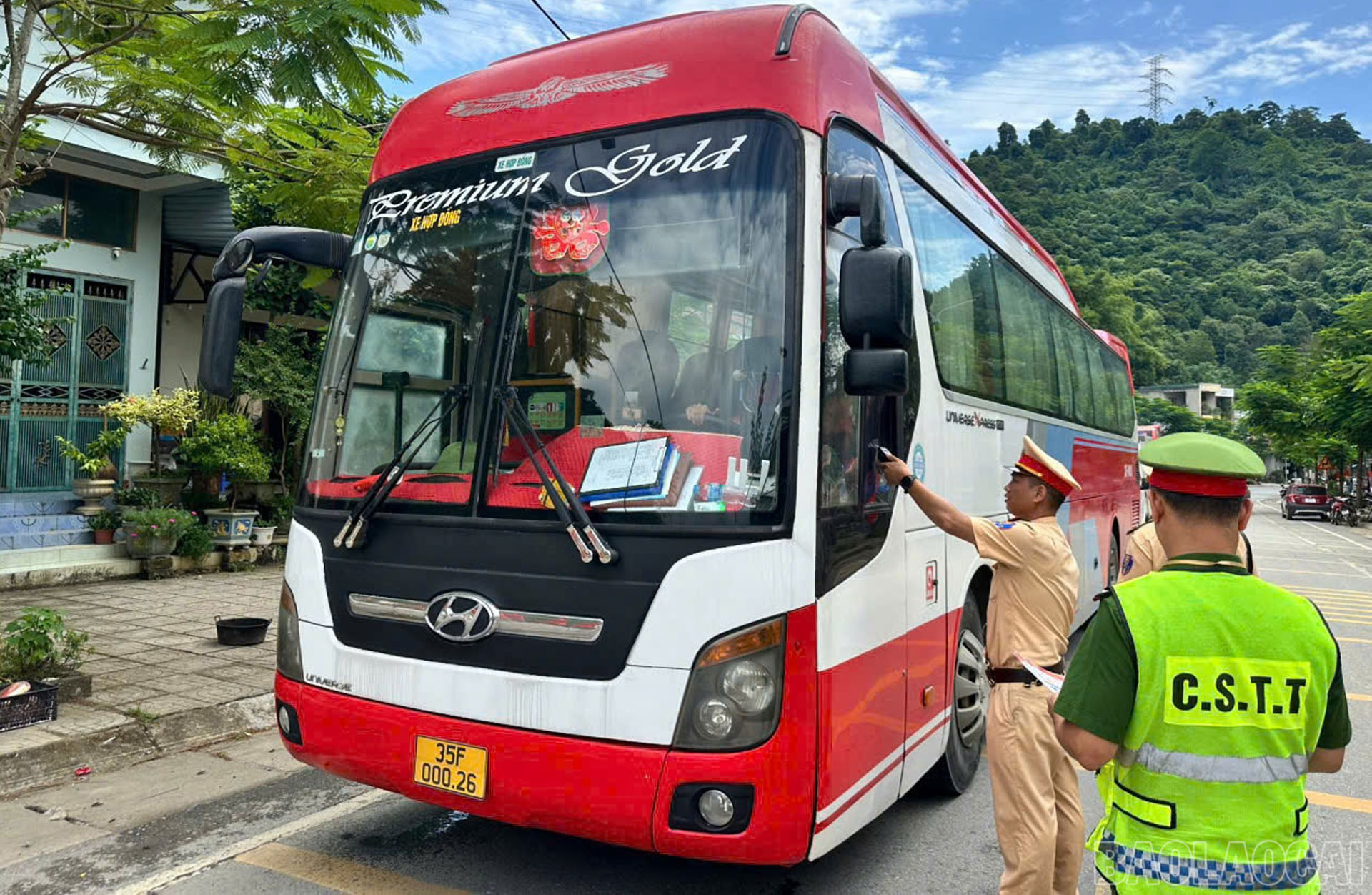 Lực lượng CSGT sẽ xử lý nghiêm các trường hợp vi phạm Luật giao thông. baolaocai-br_hinh-2.jpg