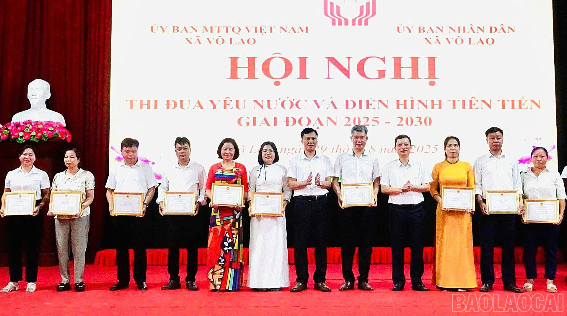 Các tập thể, cá nhân điển hình tiên tiến được nhận giấy khen. baolaocai-br_vl6.jpg