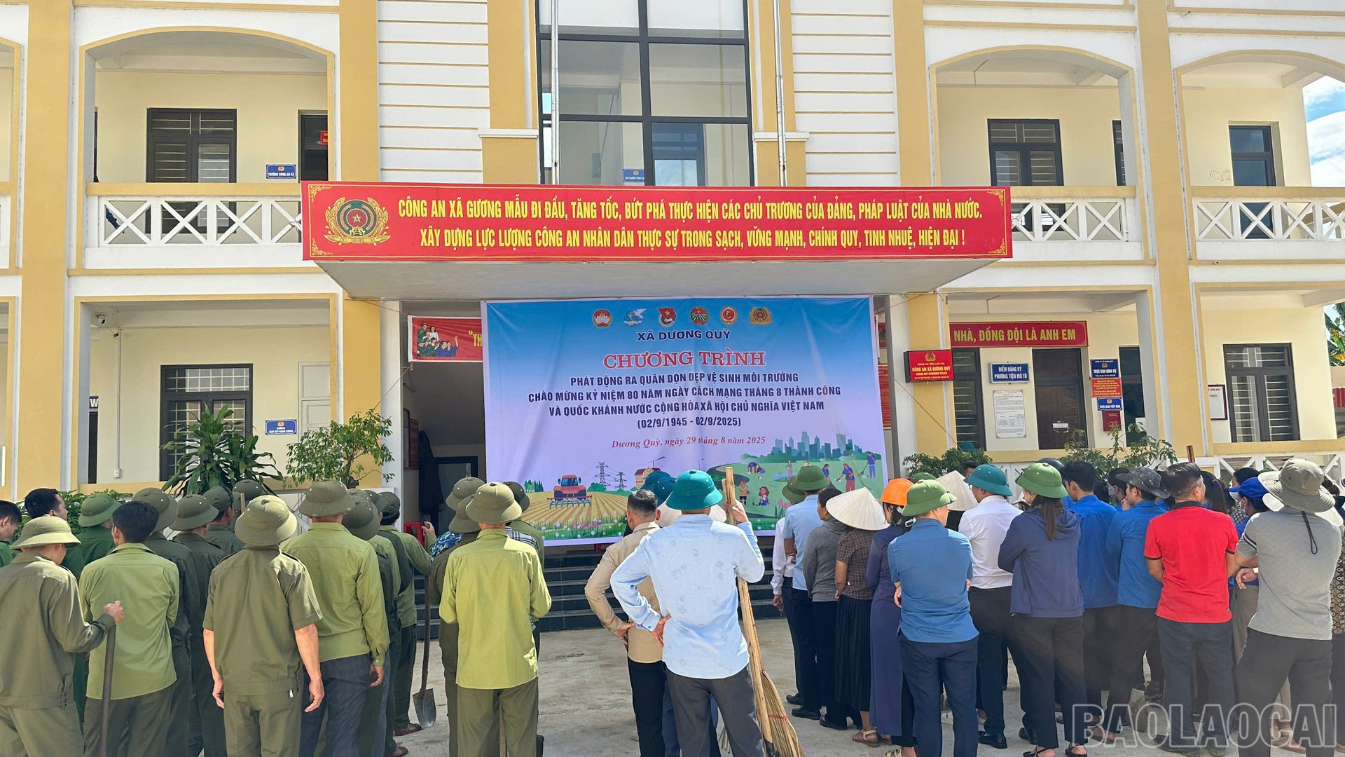 Over 500 people attended the launch ceremony. Trên 500 người tham gia lễ ra quân.