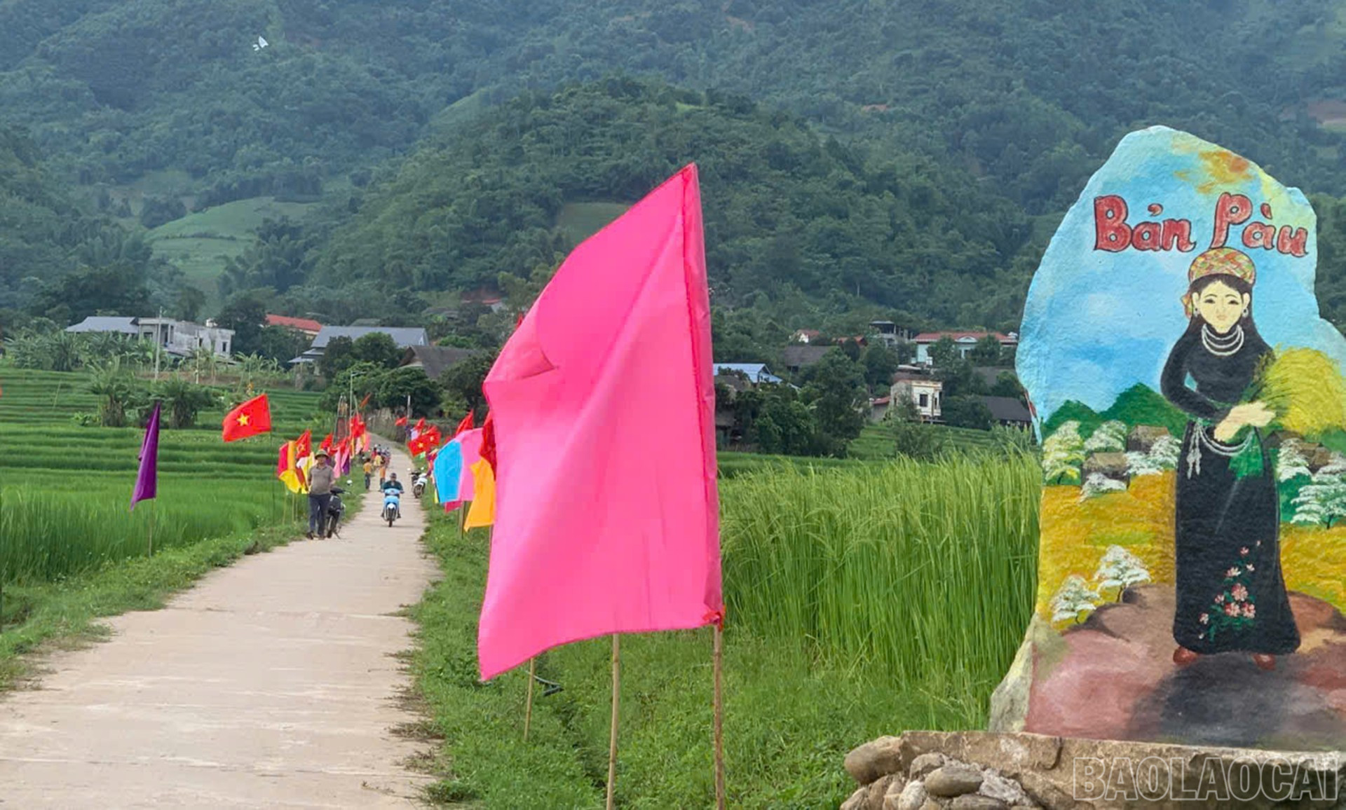 Many roads to the villages are brightly decorated. Nhiều con đường về các thôn được trang hoàng rực rỡ.