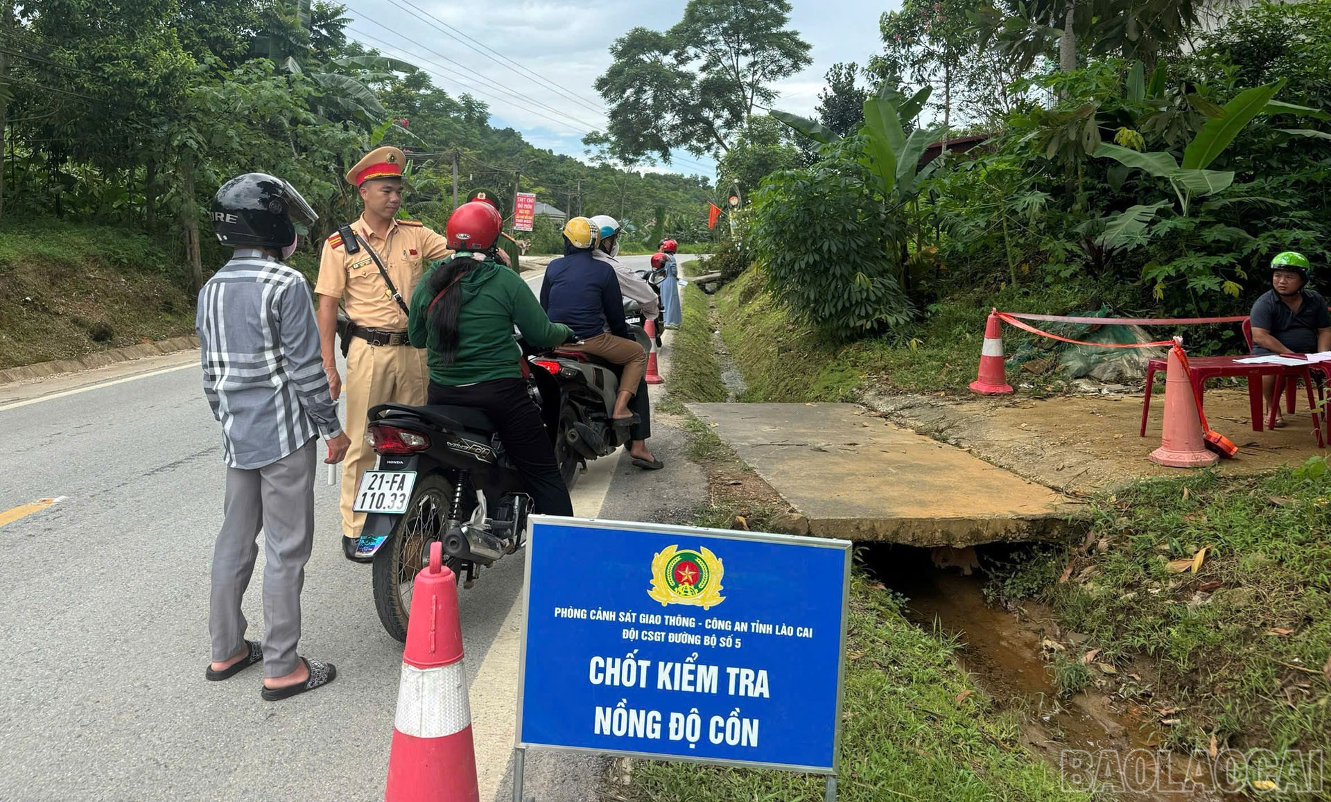 Lực lượng CSGT được bố trí 100% quân số trực trên các tuyến giao thông trọng điểm. baolaocai-br_hinh-3.jpg