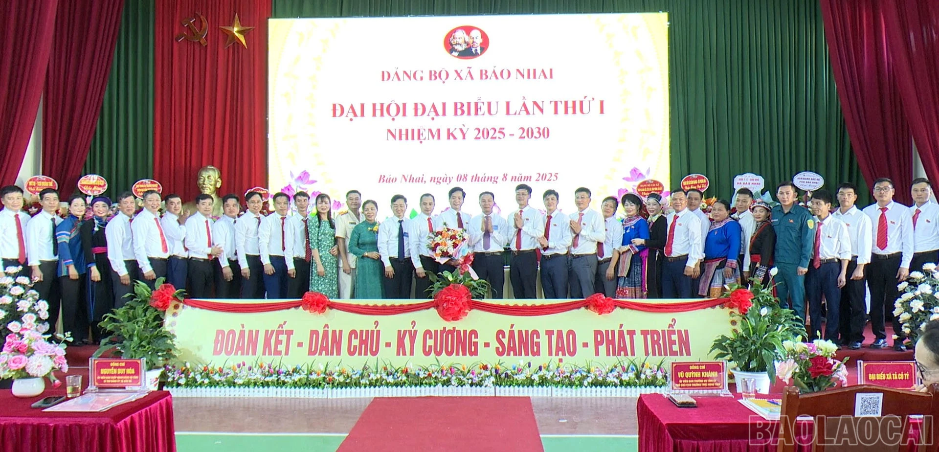 Ban Chấp hành Đảng bộ xã Bảo Nhai ra mắt đại hội.