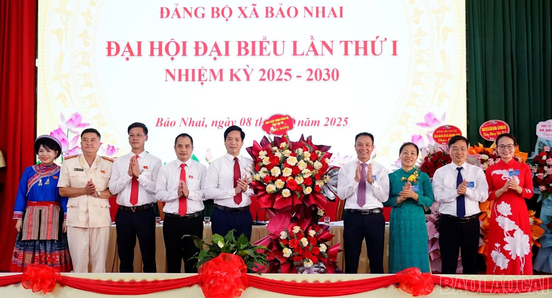 Đồng chí Vũ Quỳnh Khánh - Ủy viên Ban Thường vụTỉnh ủy, Phó chủ tịch Thường trực HĐND tỉnh Lào Cai tặng hoa và quà cho Đảng bộ xã Bảo Nhai.