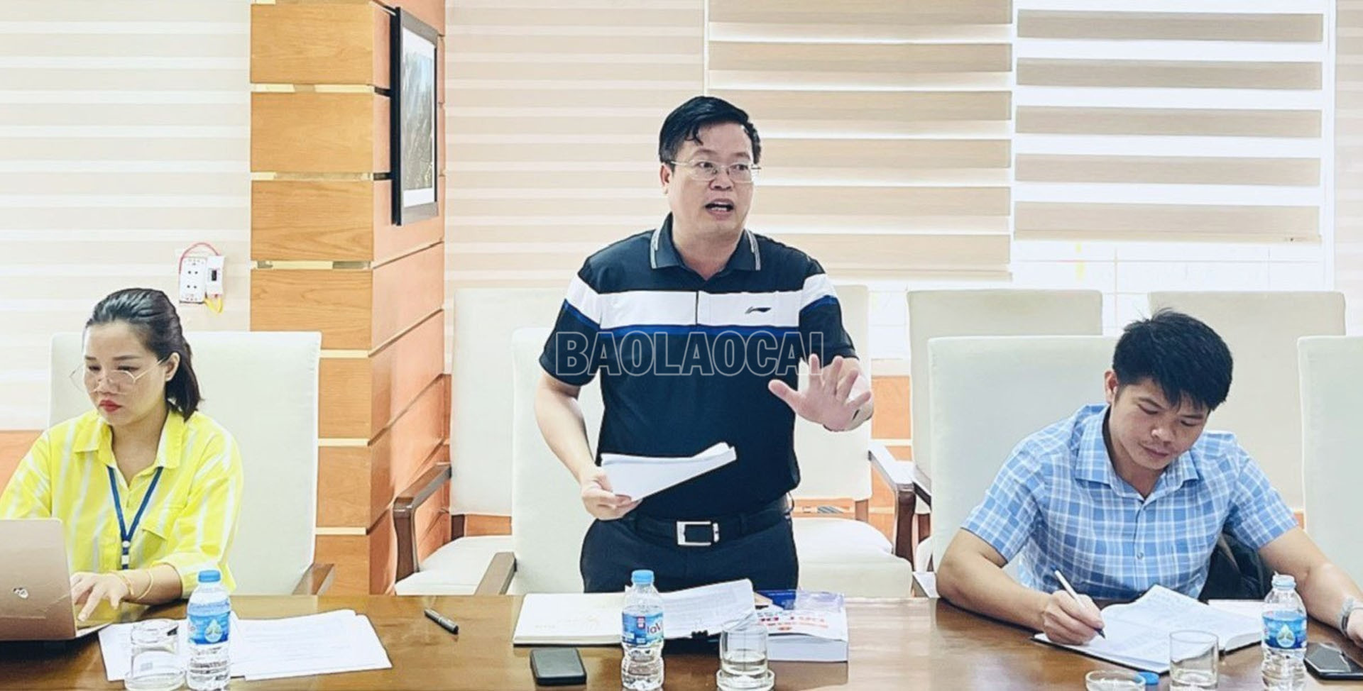 Lãnh đạo xã đã trao đổi, làm rõ căn cứ pháp lý và quy trình xử lý vi phạm trật tự xây dựng. baolaocai-c_bat-xat2.jpg