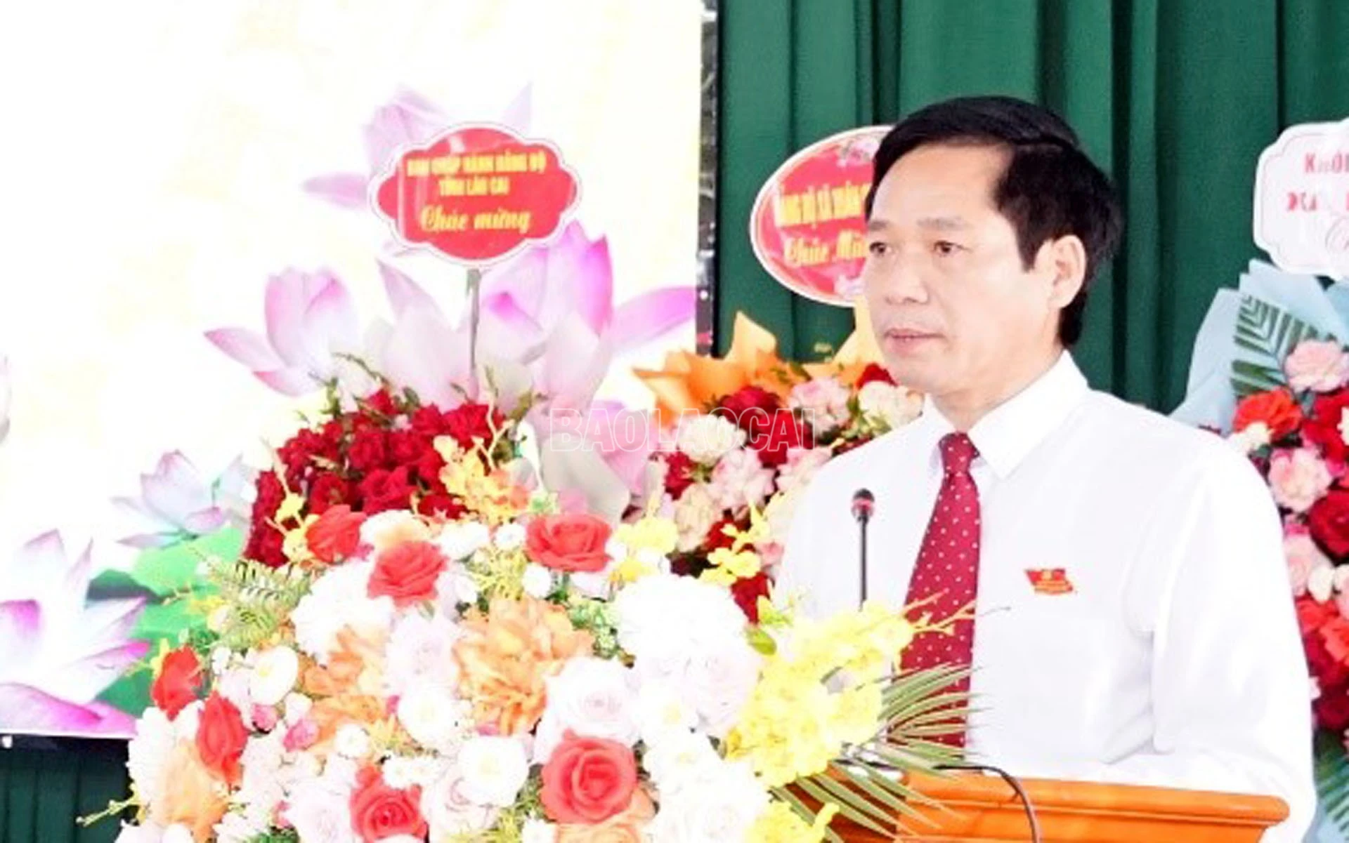 Đồng chí Bí thư Đảng ủy xã Bảo Nhai – Trần Xuân Thảo trình bày báo cáo chính trị tại đại hội