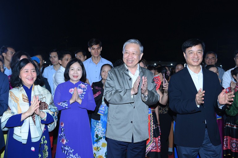 Tổng Bí thư Tô Lâm và các đại biểu dự Ngày hội Đại đoàn kết toàn dân tộc với nhân dân phường Thượng Cát, thành phố Hà Nội.