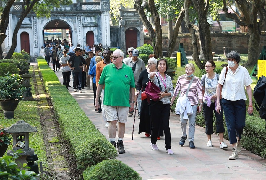 Du khách quốc tế tham quan Khu di tích Văn Miếu - Quốc Tử Giám.