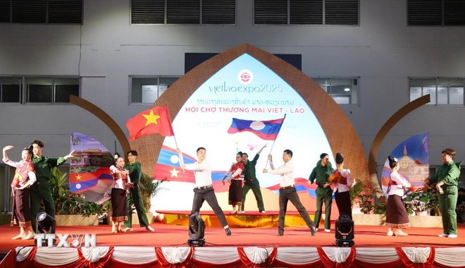 Tiết mục văn nghệ thể hiện tình cảm gắn kết đặc biệt của mối quan hệ Việt Nam-Lào tại Lễ Khai mạc Hội chợ Thương mại Việt-Lào năm 2025.