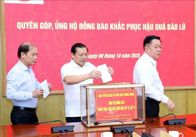 Các đồng chí lãnh đạo Ban Tuyên giáo và Dân vận Trung ương quyên góp ủng hộ. Các đồng chí lãnh đạo Ban Tuyên giáo và Dân vận Trung ương quyên góp ủng hộ.