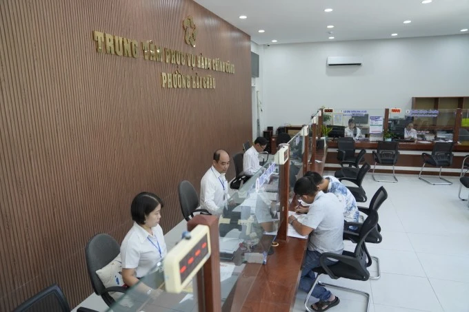Công chức phường Hải Châu, TP Đà Nẵng làm việc tại Trung tâm phục vụ hành chính công.