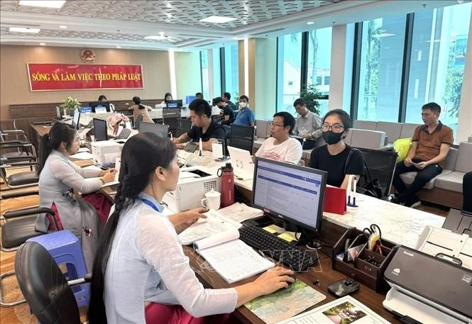 Người dân hài lòng khi được cán bộ, công chức xã Đông Anh (Hà Nội) tiếp nhận và giải quyết thủ tục hành chính cho người dân nhanh gọn, thuận lợi. Ảnh minh họa