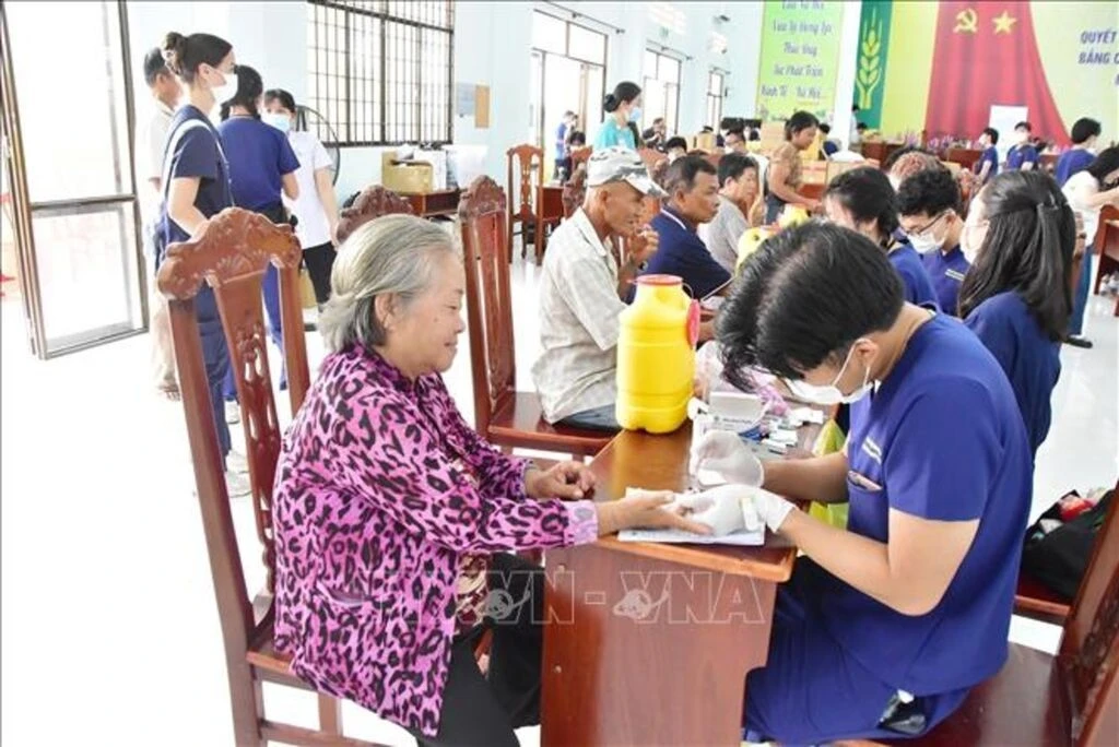 Lấy máu xét nghiệm cho người dân.