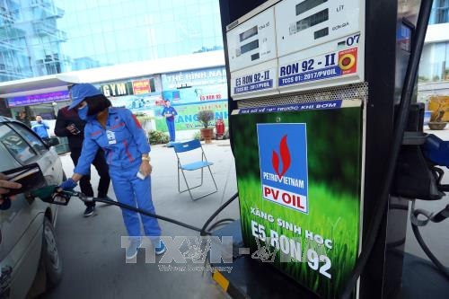 Bán xăng sinh học E5RON92 tại cửa hàng xăng dầu của PVOIL phố Thái Thịnh, Quận Đống Đa, Hà Nội. Ảnh tư liệu Bán xăng sinh học E5RON92 tại cửa hàng xăng dầu của PVOIL phố Thái Thịnh, Quận Đống Đa, Hà Nội. Ảnh tư liệu