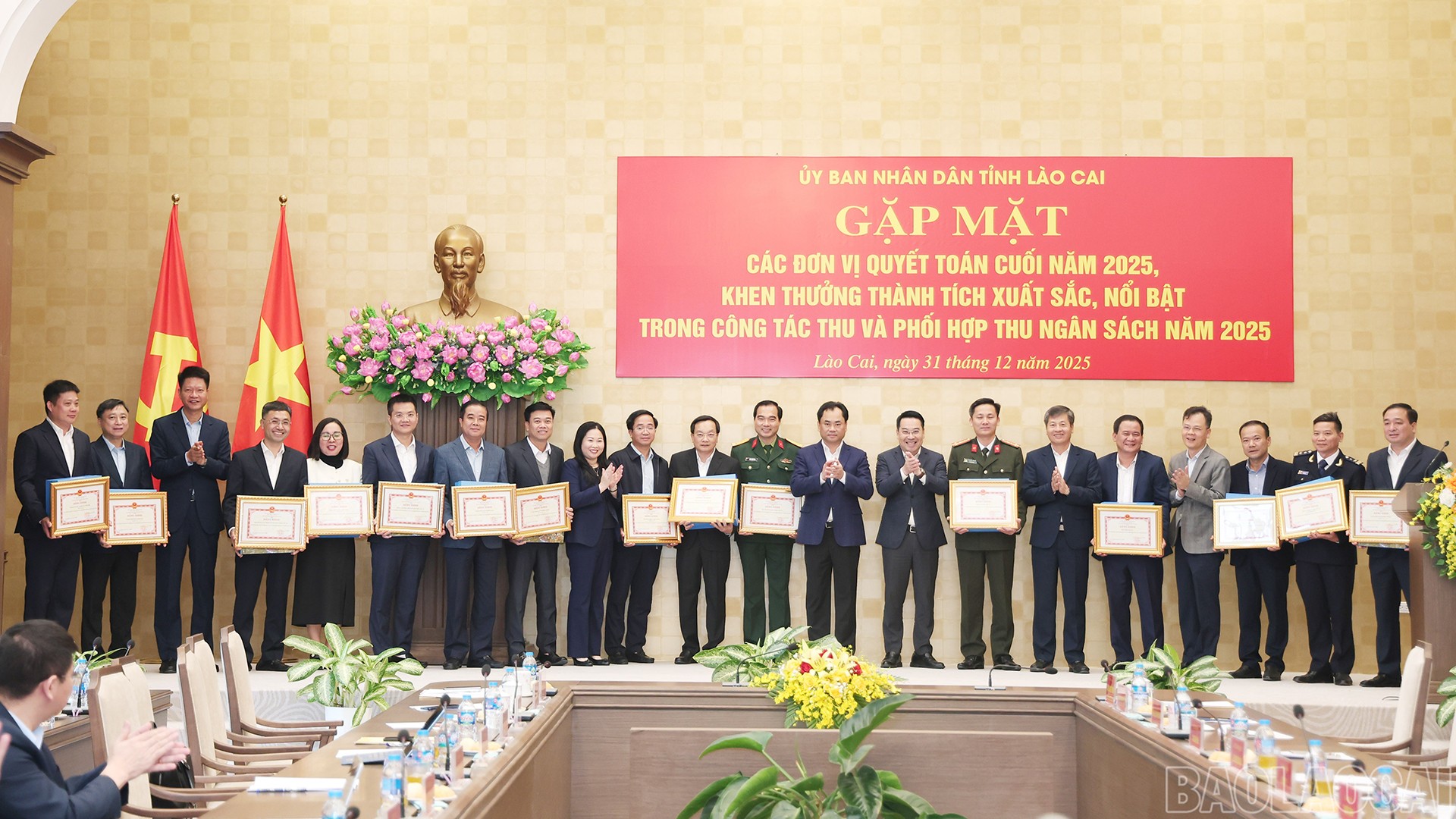 Bí thư Tỉnh ủy Trịnh Việt Hùng cùng các đồng chí lãnh đạo tỉnh trao bằng khen và chúc mừng các tập thể có thành tích xuất sắc trong công tác thu và phối hợp thu ngân sách Nhà nước năm 2025.