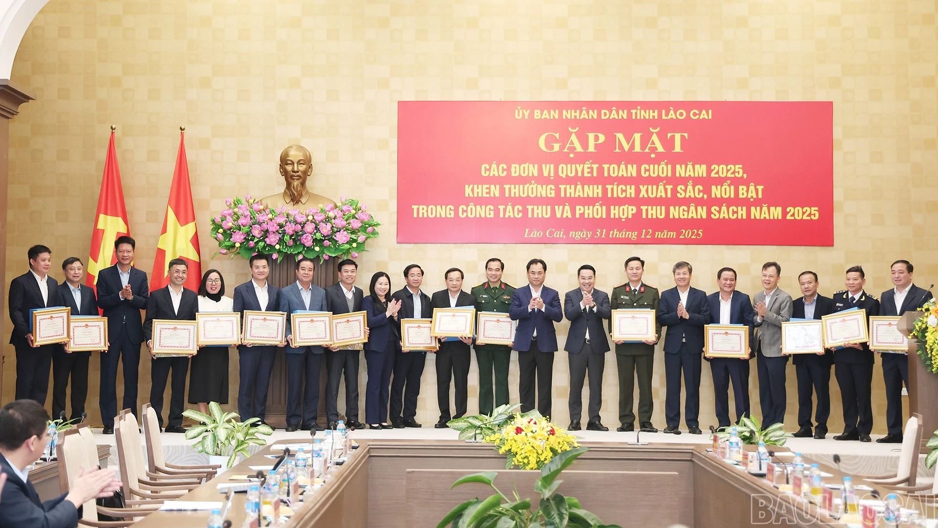 Bí thư Tỉnh ủy Trịnh Việt Hùng cùng các đồng chí lãnh đạo tỉnh trao bằng khen và chúc mừng các tập thể có thành tích xuất sắc trong công tác thu và phối hợp thu ngân sách Nhà nước năm 2025.