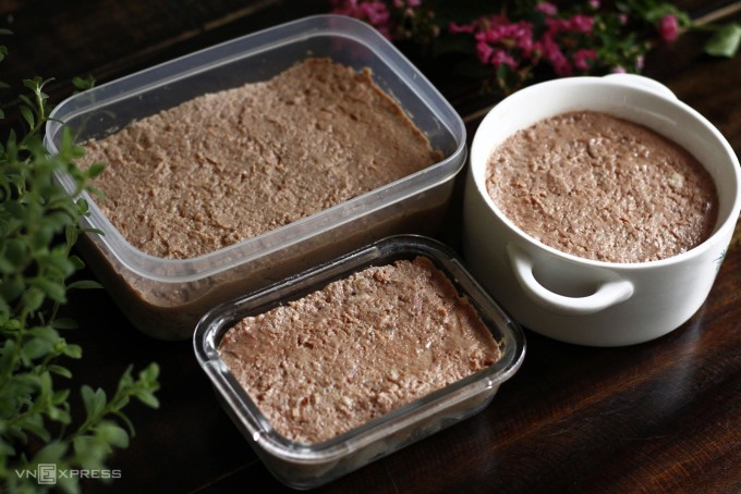 Cẩn trọng khi mua thịt lợn, pate, chỉ nên mua ở các cửa hàng uy tín, có kiểm dịch rõ ràng.