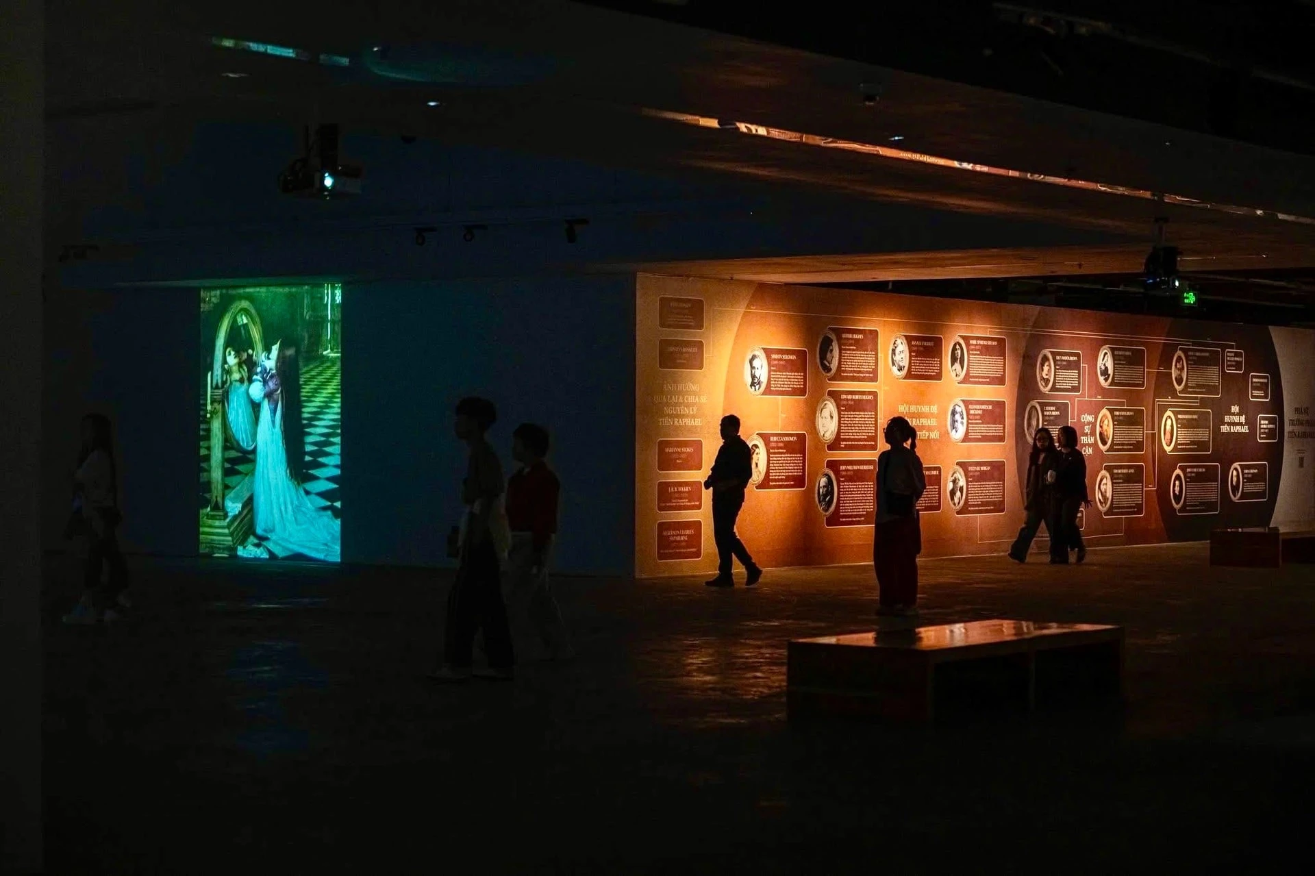 Không gian triển lãm “Bóng hình em, vần thơ anh”.