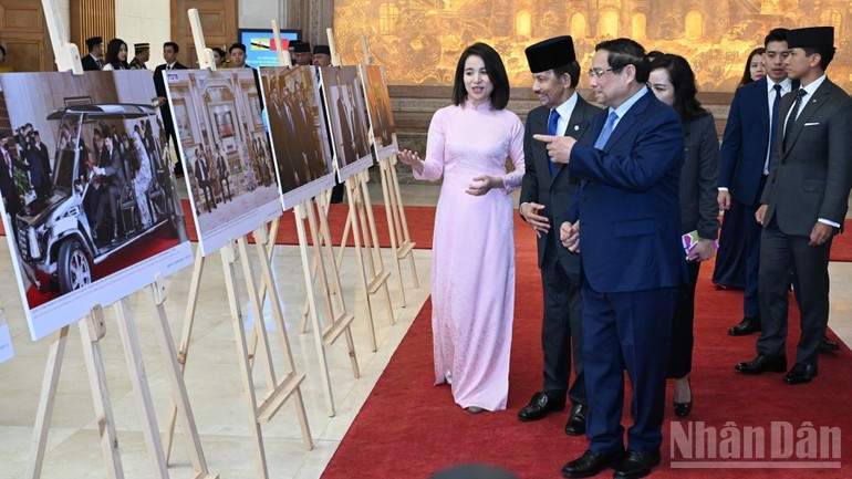 Thủ tướng Chính phủ Phạm Minh Chính giới thiệu với Quốc vương Brunei Darussalam Haji Hassanal Bolkiah triển lãm ảnh về quan hệ hai nước.