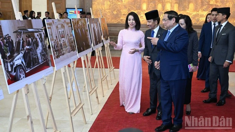 Thủ tướng Chính phủ Phạm Minh Chính giới thiệu với Quốc vương Brunei Darussalam Haji Hassanal Bolkiah triển lãm ảnh về quan hệ hai nước.