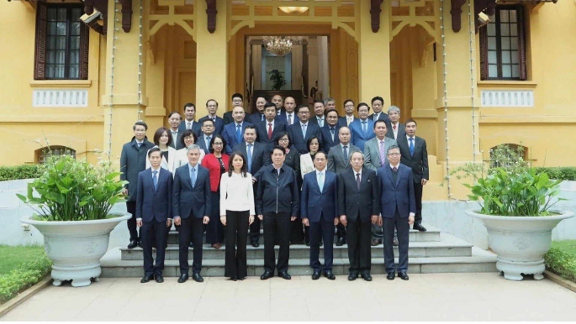 Chủ tịch nước Lương Cường chụp ảnh chung với lãnh đạo Bộ Ngoại giao và các đại biểu khi tới thăm và làm việc với Bộ Ngoại giao, ngày 12/12/2024. 24-8-ctn3.jpg