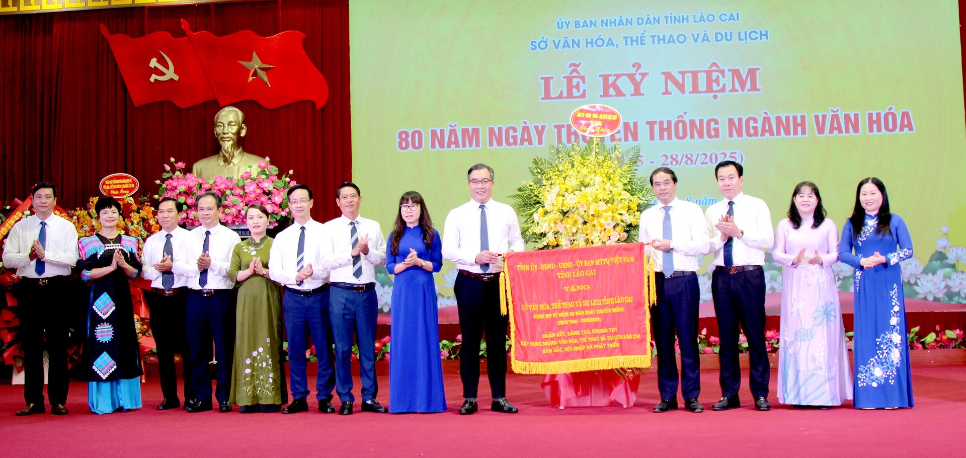 Tỉnh ủy - HĐND - UBND - Ủy ban MTTQ Việt Nam tỉnh Lào Cai quyết định tặng bức Cờ thêu cho Sở Văn hóa, Thể thao và Du lịch. 24-8-anh3.jpg