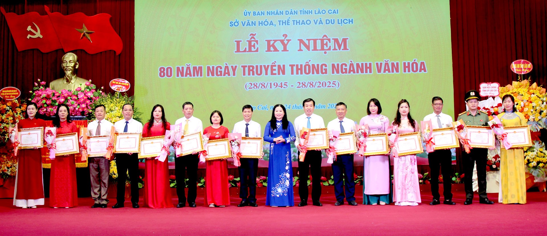 UBND tỉnh trao bằng khen cho 5 tập thể, 10 cá nhân có những đóng góp cho sự nghiệp xây dựng và phát triển Ngành Văn hóa, Thể thao và Du lịch. 24-8-anh4.jpg