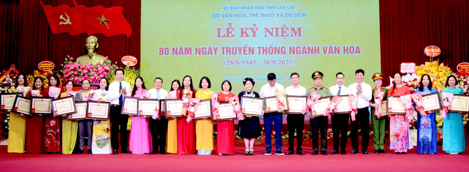 Bộ Văn hóa, Thể thao và Du lịch trao Kỷ niệm chương cho 90 cá nhân đã có đóng góp cho sự nghiệp xây dựng và phát triển Ngành Văn hóa, Thể thao và Du lịch. 24-8-anh6.jpg