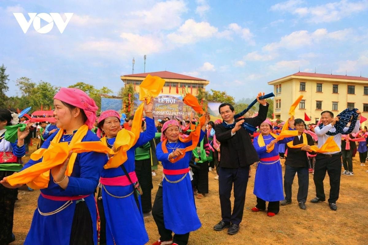 Người dân và đại biểu, du khách hòa mình vào vòng xòe