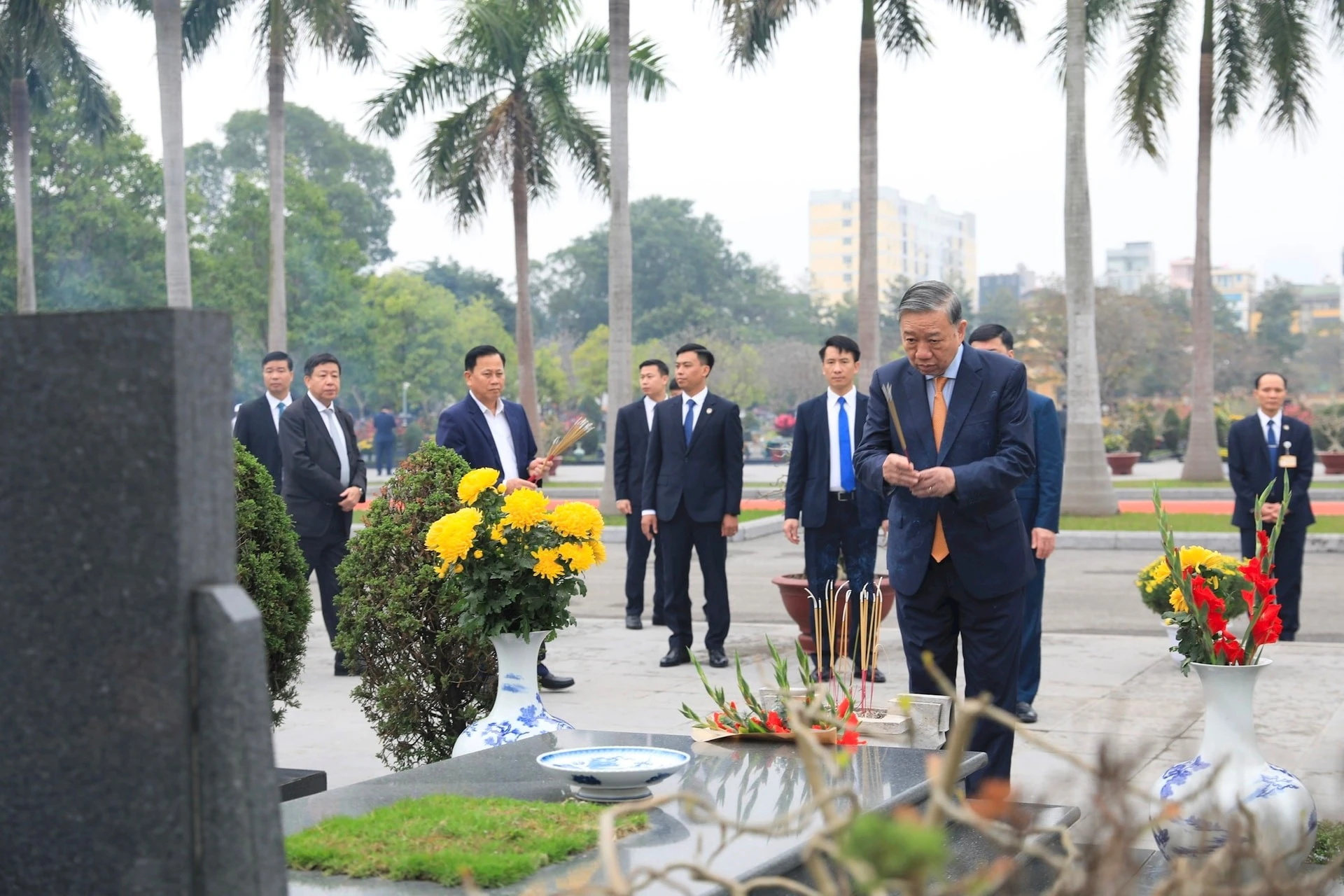 Tổng Bí thư Tô Lâm dâng hương tưởng niệm các đồng chí lãnh đạo Đảng, Nhà nước an nghỉ tại Nghĩa trang Mai Dịch.
