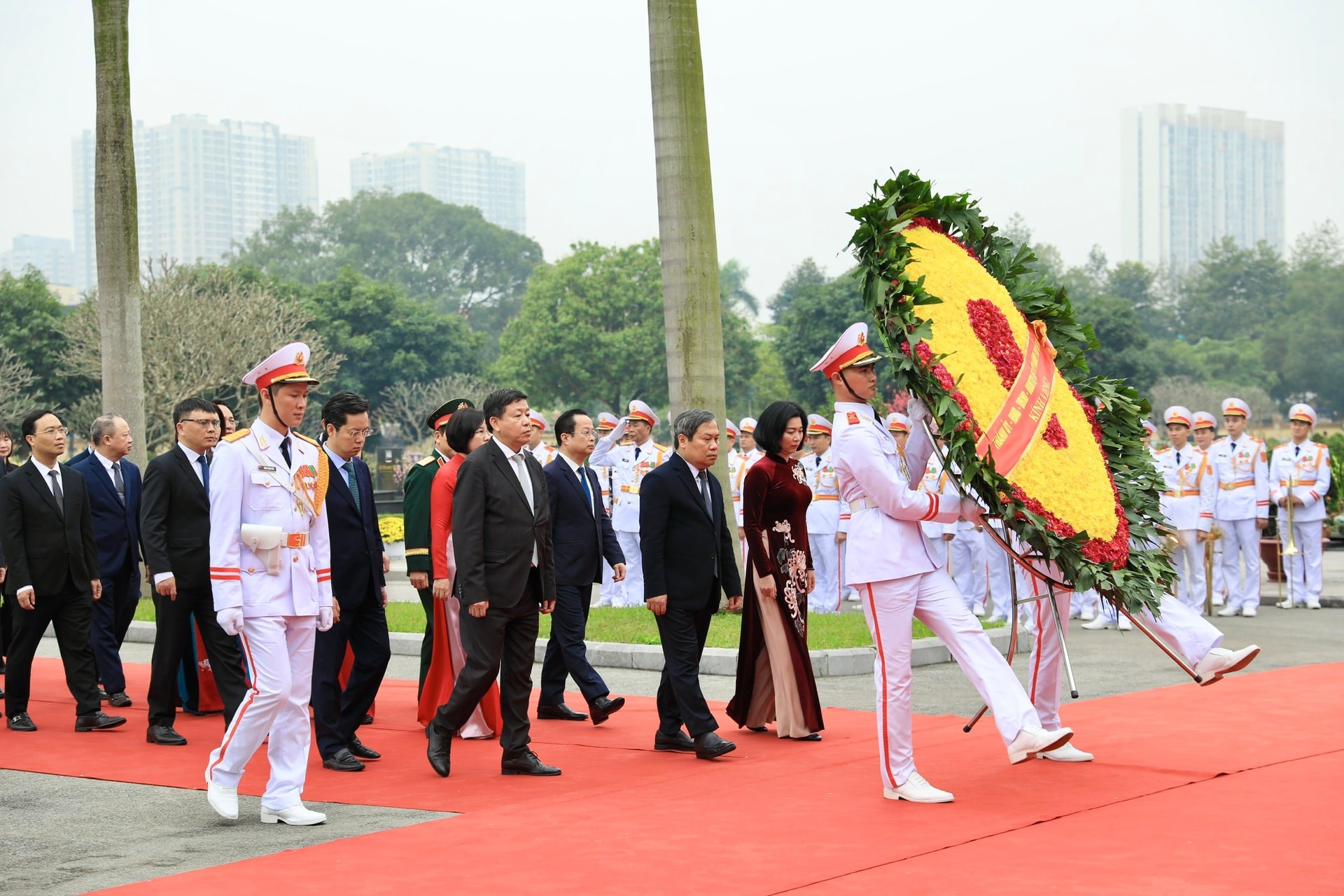 Đoàn đại biểu thành phố Hà Nội tưởng niệm các đồng chí lãnh đạo Đảng, Nhà nước và các Anh hùng liệt sĩ an nghỉ tại Nghĩa trang Mai Dịch.