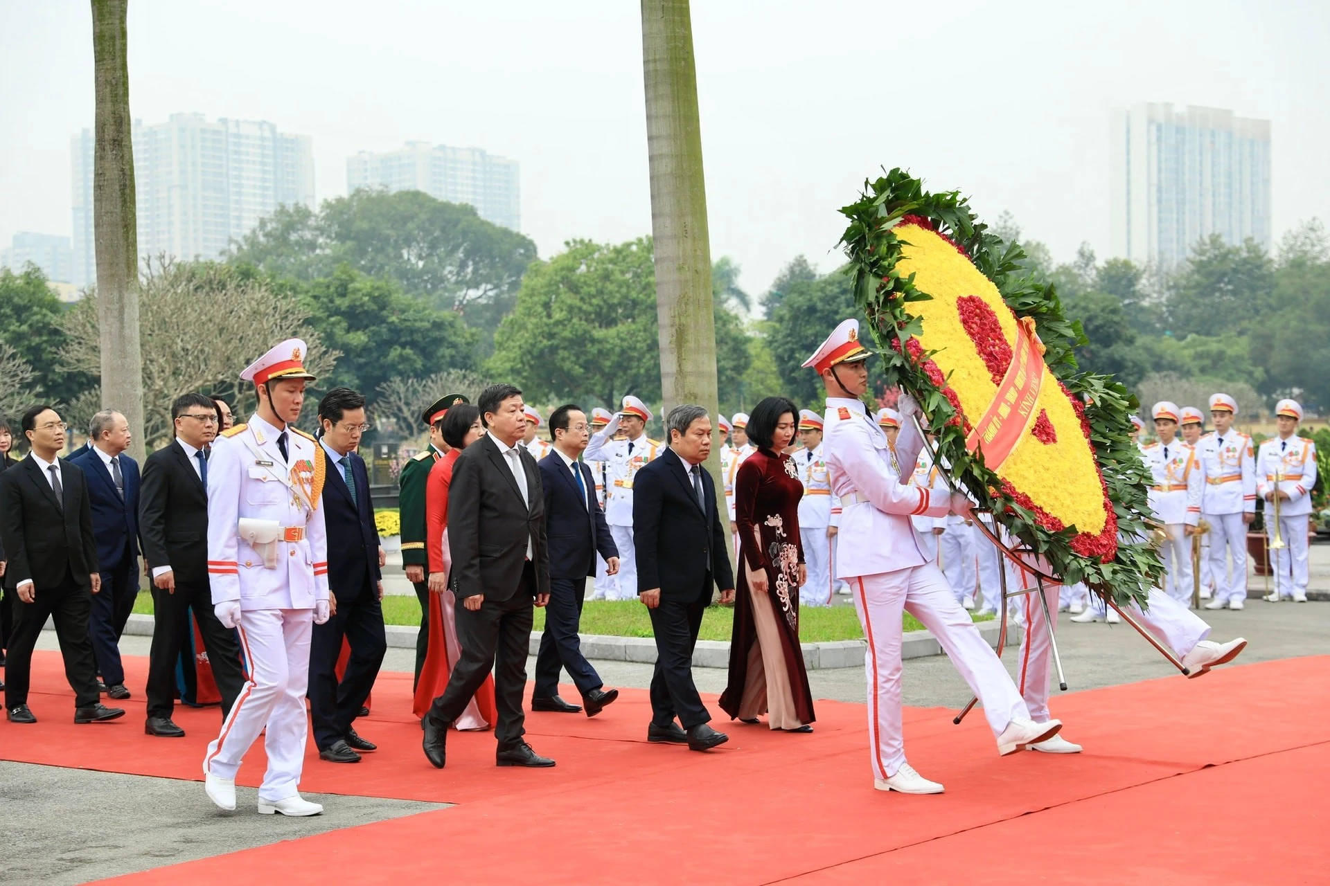 Đoàn đại biểu thành phố Hà Nội tưởng niệm các đồng chí lãnh đạo Đảng, Nhà nước và các Anh hùng liệt sĩ an nghỉ tại Nghĩa trang Mai Dịch.
