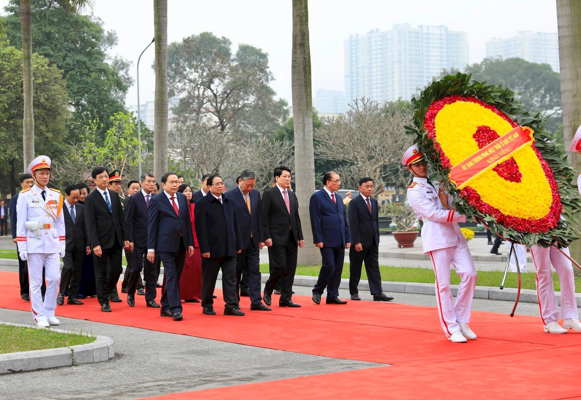 Đoàn đại biểu Ban Chấp hành Trung ương Đảng, Nhà nước, Quốc hội, Chính phủ, Ủy ban Trung ương Mặt trận Tổ quốc Việt Nam dâng hương tại Nghĩa trang Mai Dịch.