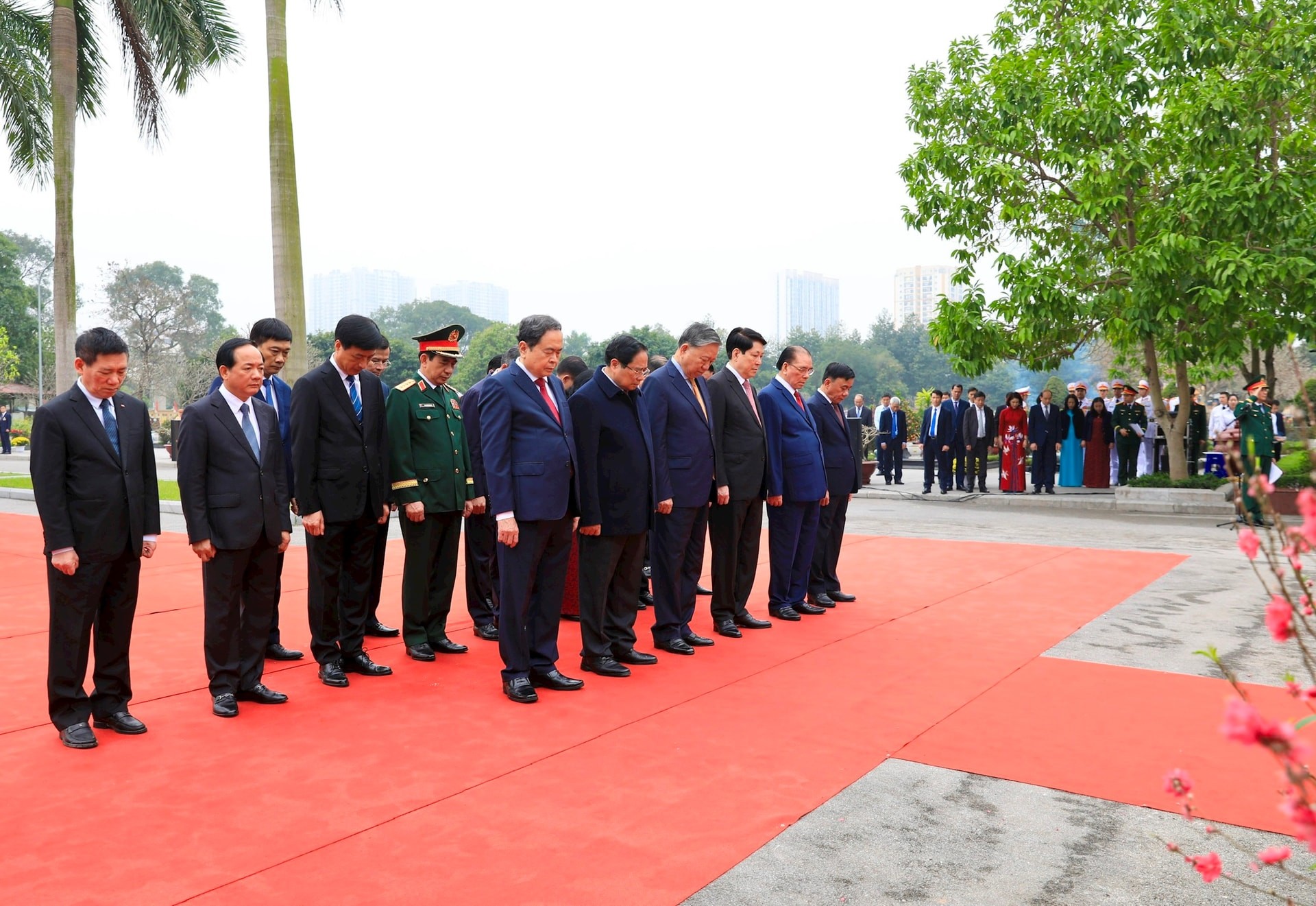 Đoàn đại biểu Ban Chấp hành Trung ương Đảng, Nhà nước, Quốc hội, Chính phủ, Ủy ban Trung ương Mặt trận Tổ quốc Việt Nam mặc niệm tưởng nhớ các đồng chí lãnh đạo Đảng, Nhà nước và các Anh hùng liệt sĩ an nghỉ tại Nghĩa trang Mai Dịch.